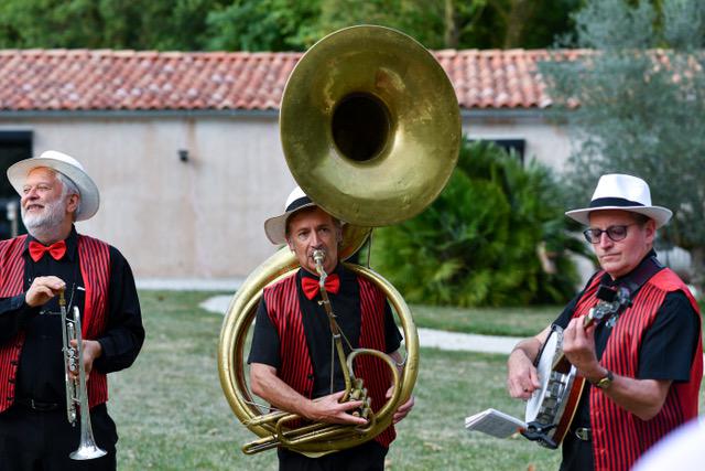 Samedi 21 septembre 2019, le groupe ONLY NEW JAZZ BAND était en formule Trio (Trompette, Banjo et Soubassophone) au Domaine de la Fragnée à Saint-Hippolyte (17), pour l'animation du mariage d'Ingrid et Jean-Luc ! (Crédit photos - www.oceandimages.fr)