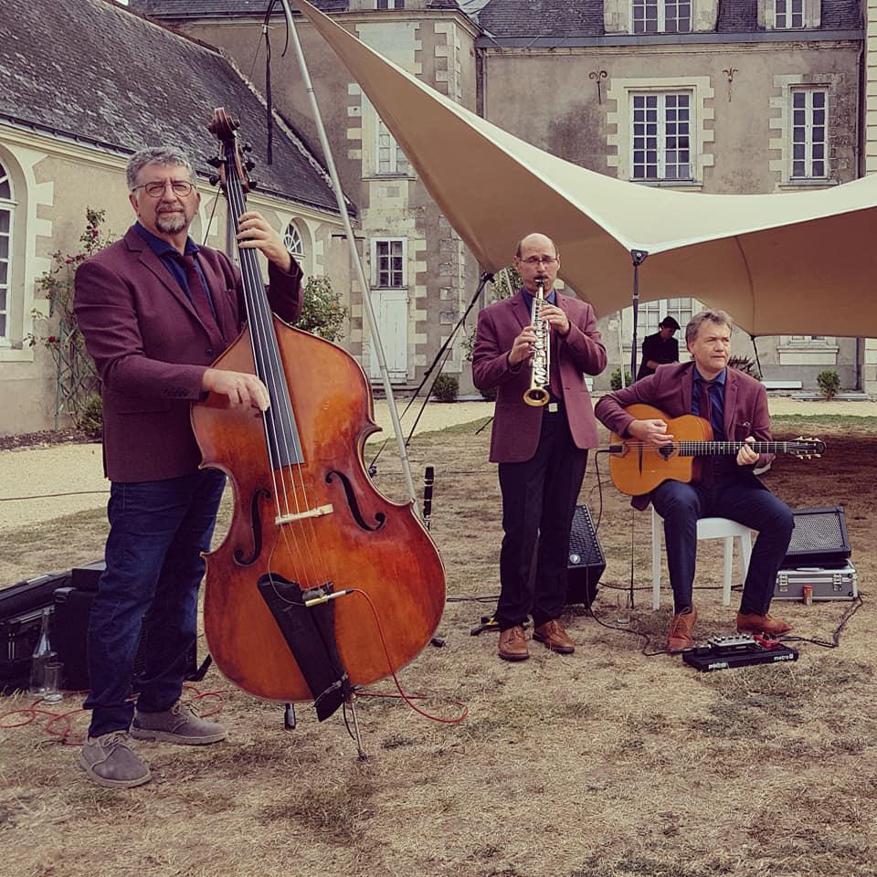 Samedi 21 septembre 2019, le groupe SAMOVAR SWING TRIO était au Domaine des Lys à Ancenis (44), pour le cocktail de mariage de Coraline et Nicolas !