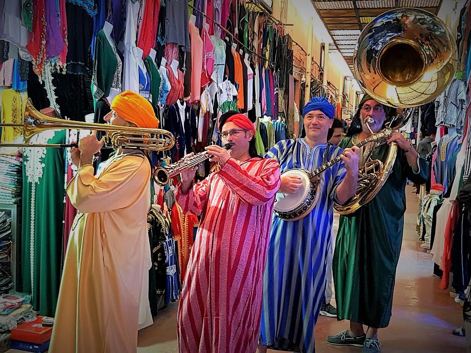 Anmoggar N' Jazz / Jour 4 : ONLY NEW JAZZ BAND en matinée au Souk El Had d'Agadir et de 16h à 19h sur 2 autres sites d'Agadir (Place Agora et le Village du Festival) ! Merci à Mohamed du magasin Amkhazzou Lahcen pour le prêt des Djellabas (Souk El Had , porte 10, n°840 et n°852, Agadir). Ce soir, Wajdi Riahi Quintet (20h00) et Pierre Durand Quartet (21h45) à la salle Brahim Radi.