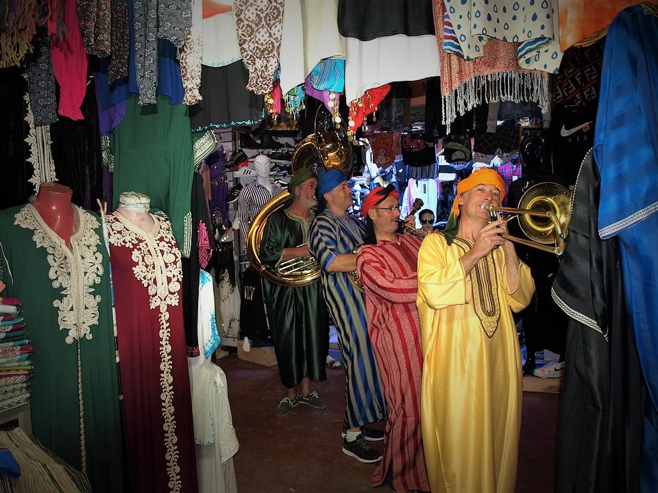 Anmoggar N' Jazz / Jour 4 : ONLY NEW JAZZ BAND en matinée au Souk El Had d'Agadir et de 16h à 19h sur 2 autres sites d'Agadir (Place Agora et le Village du Festival) ! Merci à Mohamed du magasin Amkhazzou Lahcen pour le prêt des Djellabas (Souk El Had , porte 10, n°840 et n°852, Agadir). Ce soir, Wajdi Riahi Quintet (20h00) et Pierre Durand Quartet (21h45) à la salle Brahim Radi.