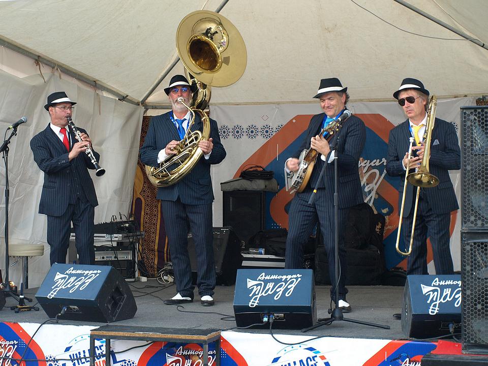 Anmoggar N' Jazz / Jour 4 : ONLY NEW JAZZ BAND en matinée au Souk El Had d'Agadir et de 16h à 19h sur 2 autres sites d'Agadir (Place Agora et le Village du Festival) ! Ce soir, Wajdi Riahi Quintet (20h00) et Pierre Durand Quartet (21h45) à la salle Brahim Radi.