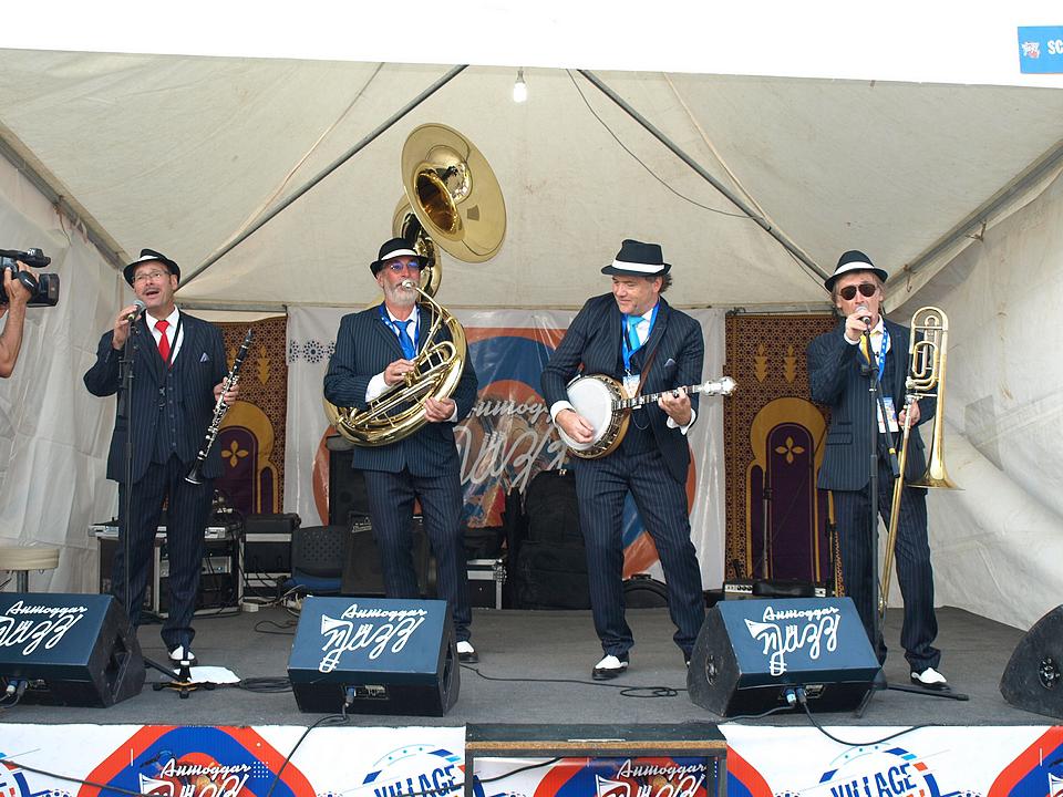 Anmoggar N' Jazz / Jour 4 : ONLY NEW JAZZ BAND en matinée au Souk El Had d'Agadir et de 16h à 19h sur 2 autres sites d'Agadir (Place Agora et le Village du Festival) ! Ce soir, Wajdi Riahi Quintet (20h00) et Pierre Durand Quartet (21h45) à la salle Brahim Radi.