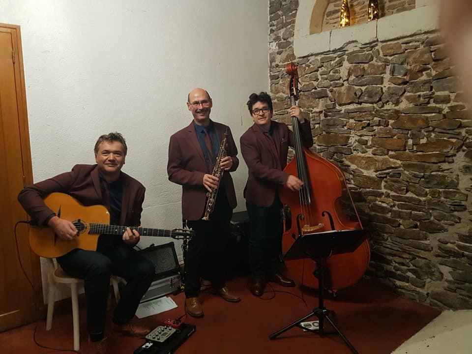 Samedi 23 novembre 2019, le groupe SAMOVAR SWING TRIO était à La Grange du Petit Tertre à Beaucouzé (49), pour l'animation d'un anniversaire !