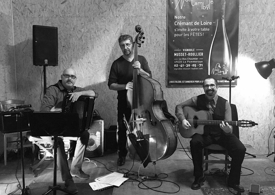 Samedi 07 décembre 2019, le groupe ANOUMAN SWING TRIO était en concert à Mauges-sur-Loire (49), pour le vignoble Musset-Roullier !