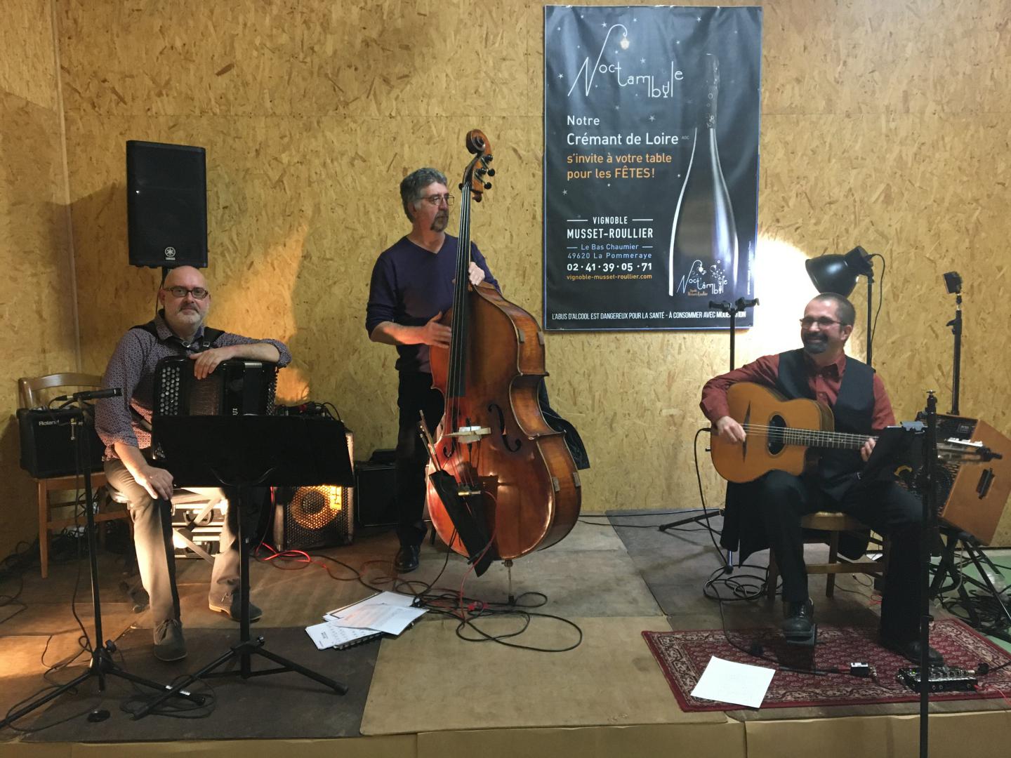 Samedi 07 décembre 2019, le groupe ANOUMAN SWING TRIO était en concert à Mauges-sur-Loire (49), pour le vignoble Musset-Roullier !