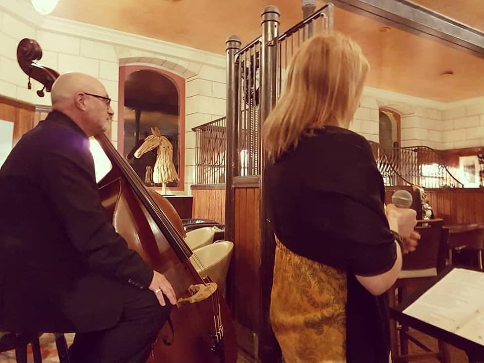 L'année 2019 s'est terminée au Domaine de la Bretesche à Missillac (44) pour l'animation du réveillon de la Saint-Sylvestre, avec LADY SWING TRIO (1 set Bossa et 2 sets Jazz), SAMOVAR SWING TRIO (1 set Swing Manouche) et ONLY NEW JAZZ BAND (2 sets Jazz New Orleans) ... 3 groupes du catalogue Jazz &#38; Swing Events !