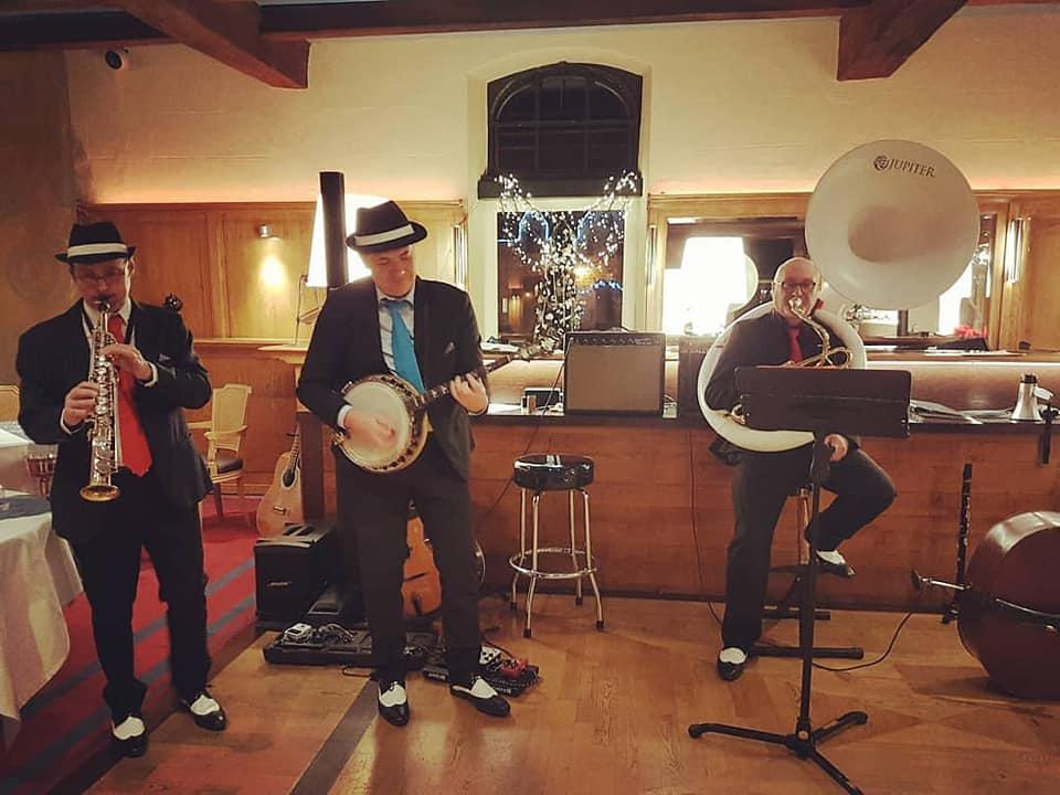 L'année 2019 s'est terminée au Domaine de la Bretesche à Missillac (44) pour l'animation du réveillon de la Saint-Sylvestre, avec LADY SWING TRIO (1 set Bossa et 2 sets Jazz), SAMOVAR SWING TRIO (1 set Swing Manouche) et ONLY NEW JAZZ BAND (2 sets Jazz New Orleans) ... 3 groupes du catalogue Jazz &#38; Swing Events !