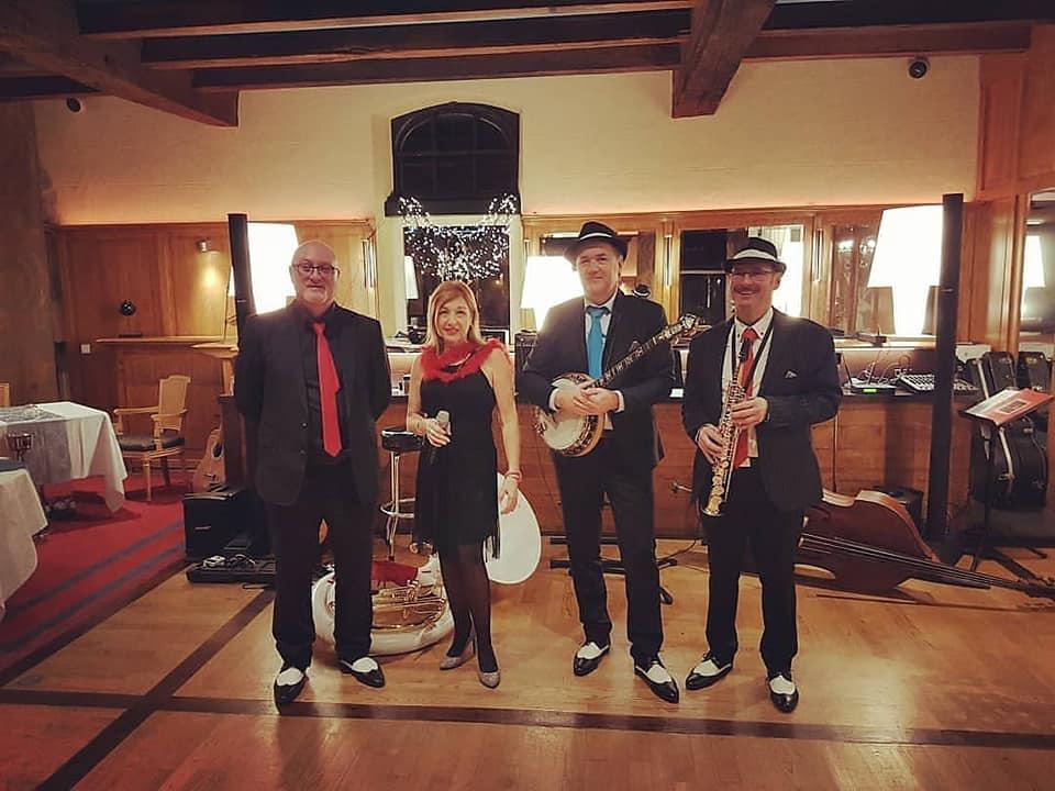 L'année 2019 s'est terminée au Domaine de la Bretesche à Missillac (44) pour l'animation du réveillon de la Saint-Sylvestre, avec LADY SWING TRIO (1 set Bossa et 2 sets Jazz), SAMOVAR SWING TRIO (1 set Swing Manouche) et ONLY NEW JAZZ BAND (2 sets Jazz New Orleans) ... 3 groupes du catalogue Jazz &#38; Swing Events !