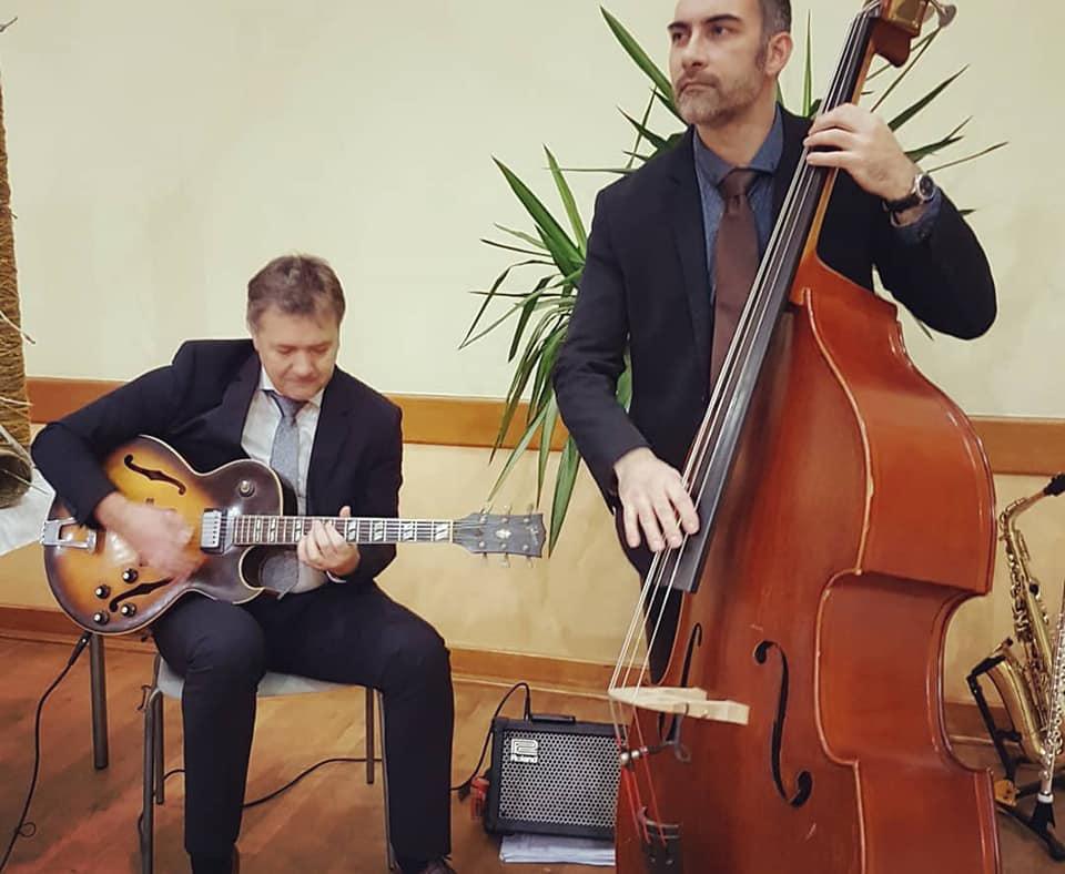 Première date de l'année pour Jazz &#38; Swing Events ! Jeudi 9 janvier 2020, le groupe JAZZ SWING &#38; CO était à Savonnières (37), pour les voeux du Maire ! 1ère partie de soirée : Animation Jazz Standard en acoustique à l'entrée de la salle des fêtes pour l'accueil des invités. 2ème partie (après les discours) : Concert Swing Manouche sur la scène de l'Espace Mame.