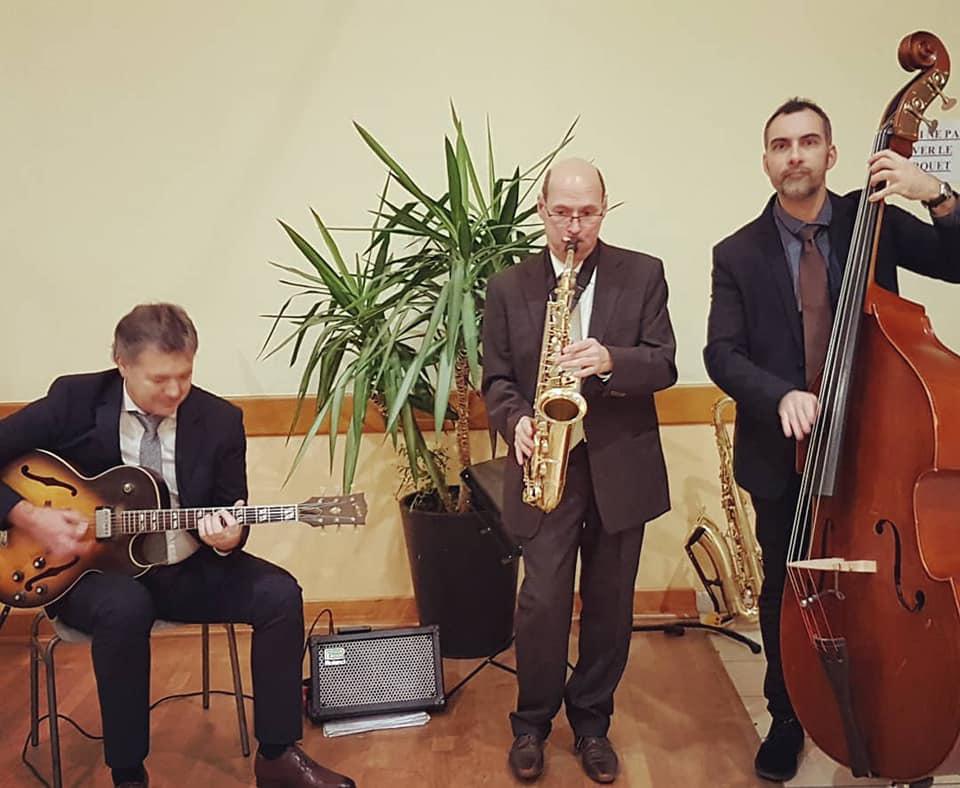 Première date de l'année pour Jazz &#38; Swing Events ! Jeudi 9 janvier 2020, le groupe JAZZ SWING &#38; CO était à Savonnières (37), pour les voeux du Maire ! 1ère partie de soirée : Animation Jazz Standard en acoustique à l'entrée de la salle des fêtes pour l'accueil des invités. 2ème partie (après les discours) : Concert Swing Manouche sur la scène de l'Espace Mame.