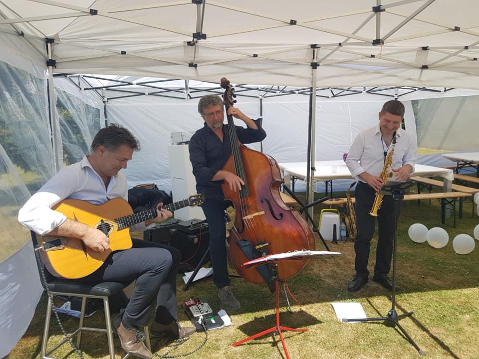 Samedi 11 juillet 2020 (midi), le groupe SAMOVAR SWING TRIO était à La Haute Tremblaie, Cholet (49), pour l'animation musicale d'un anniversaire (40 ans) !