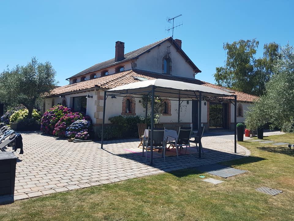 Samedi 11 juillet 2020 (midi), le groupe SAMOVAR SWING TRIO était à La Haute Tremblaie, Cholet (49), pour l'animation musicale d'un anniversaire (40 ans) !