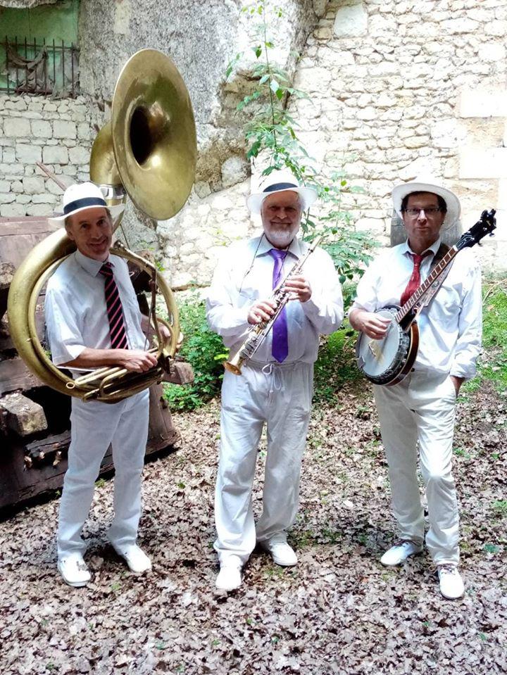 3ème round de la journée  ! Samedi 11 juillet 2020 (soir), le groupe ONLY NEW JAZZ BAND était en formule Trio à Bourgueil (37), pour l'animation musicale d'un anniversaire !