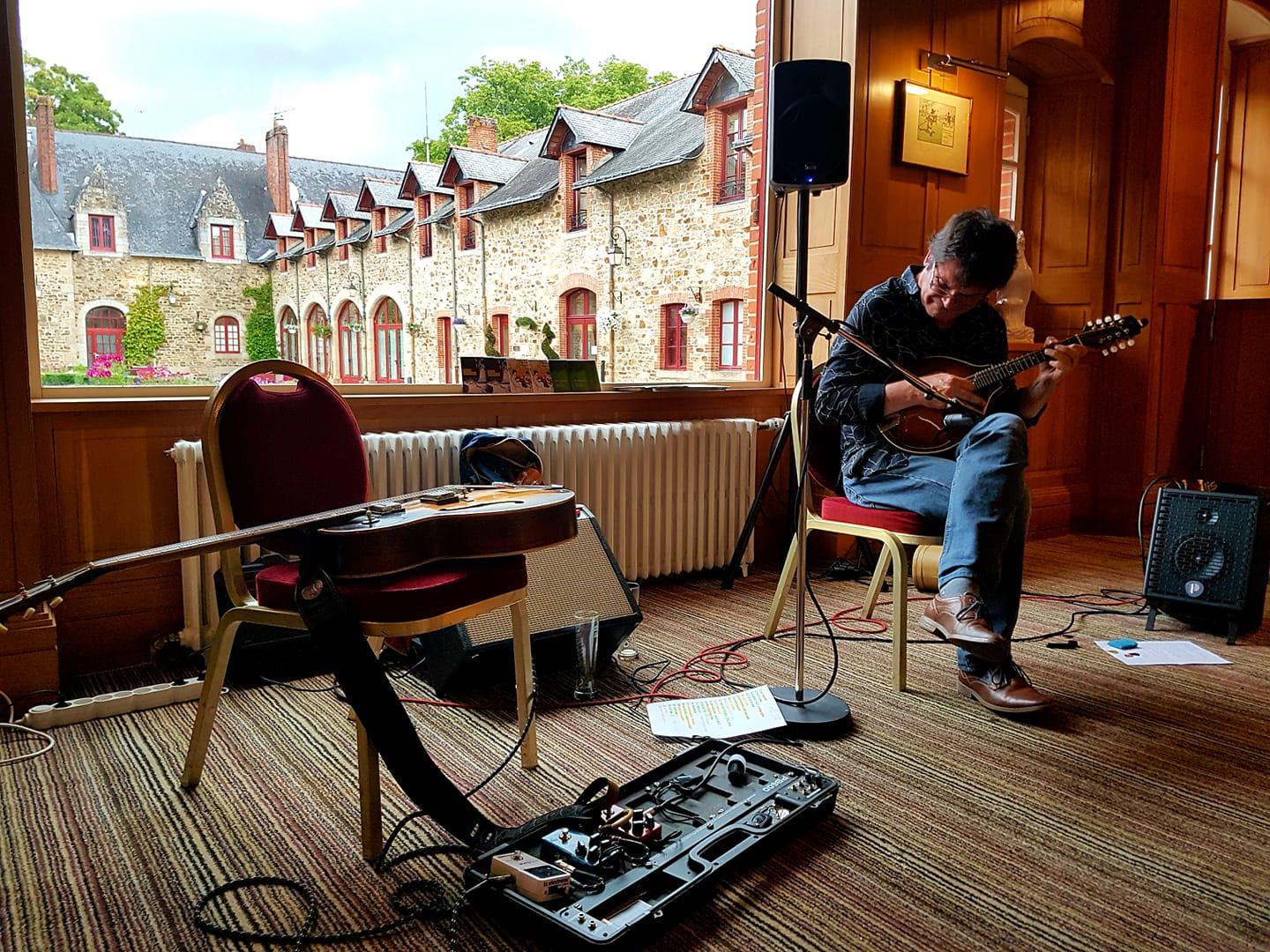 Mardi 14 juillet 2020, le groupe MANDOLINE BAMBINO était au Club House du domaine de la Bretesche à Missillac (44) !