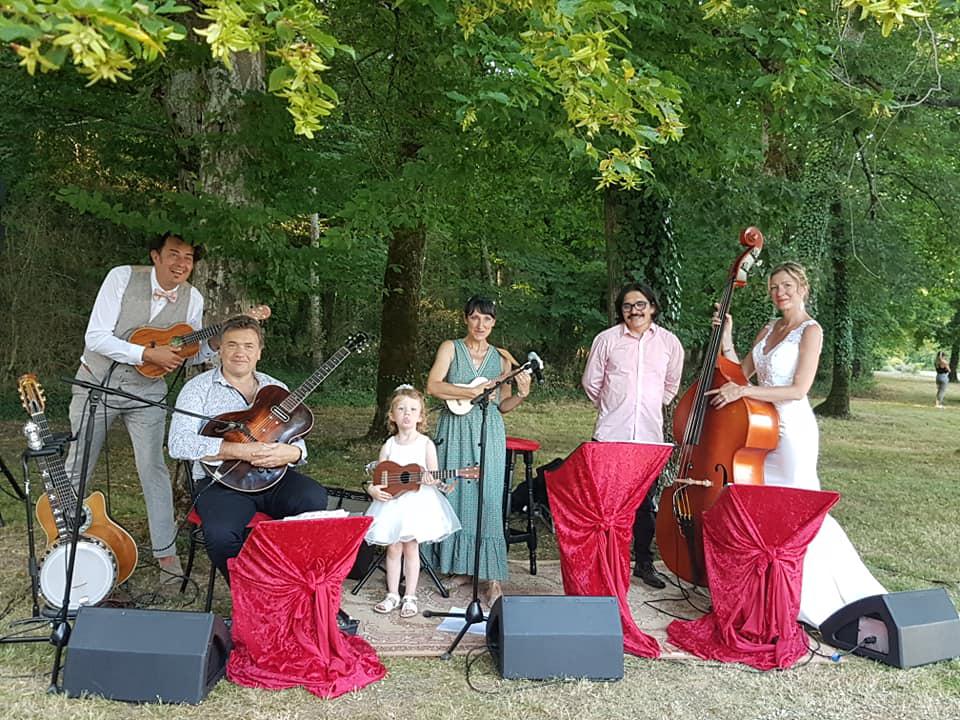 Samedi 18 juillet 2020, le groupe LOISELLE était au Château de Périgny (86), pour le mariage de Ludovic et Dolores (et leur fille Zoé au Ukulélé ) !