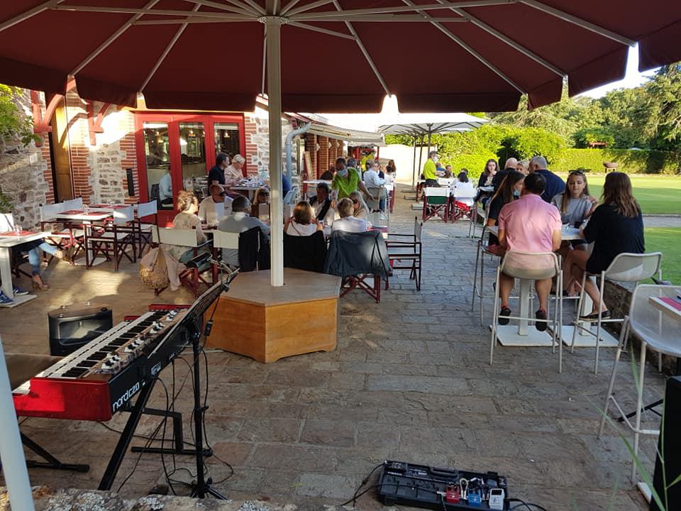 Mardi 28 juillet 2020, le groupe GROOVY JAZZ DUO était au Club House du domaine de la Bretesche à Missillac (44)