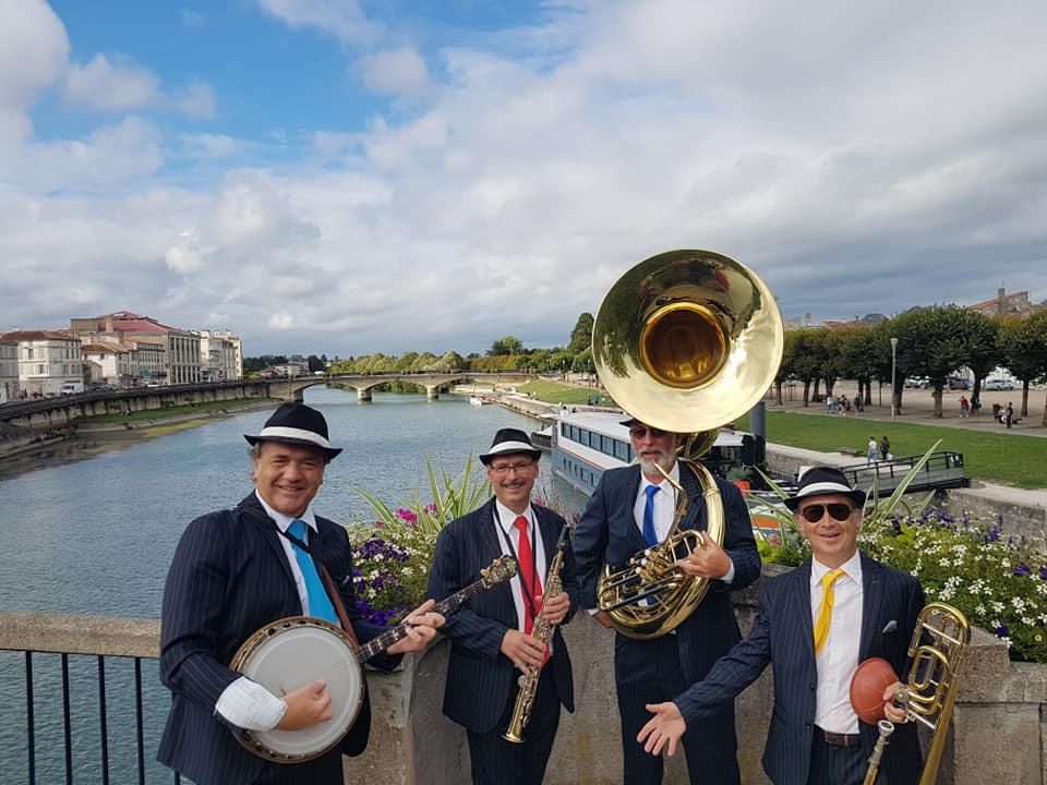 Jeudi 27 août 2020, le groupe ONLY NEW JAZZ BAND (formule 4tet) était en déambulation dans les rues de Saintes (17) !