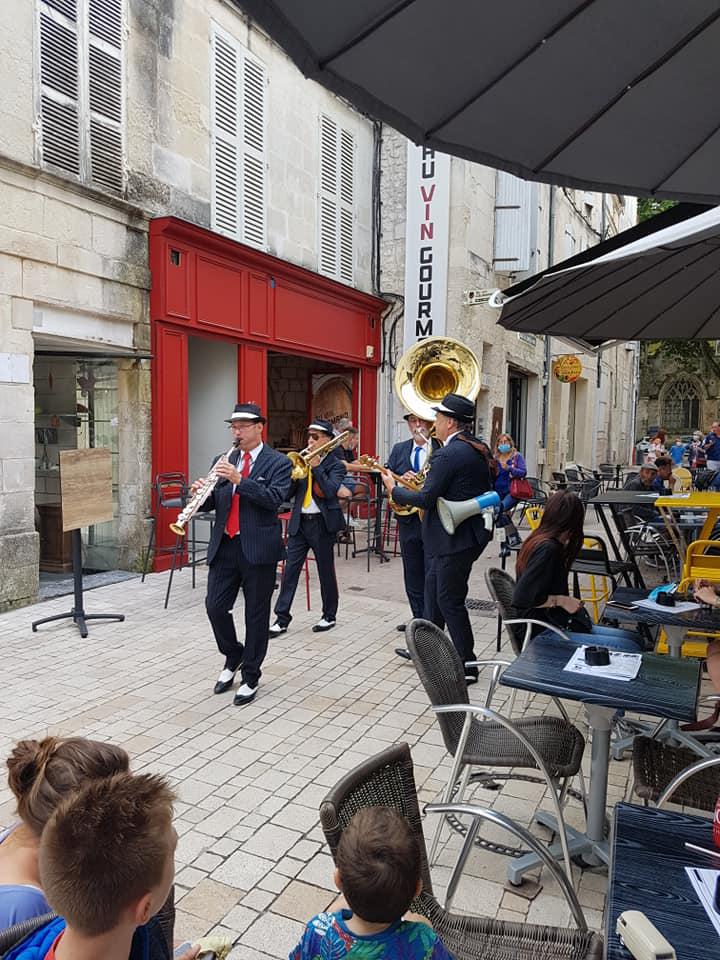 Jeudi 27 août 2020, le groupe ONLY NEW JAZZ BAND (formule 4tet) était en déambulation dans les rues de Saintes (17) !