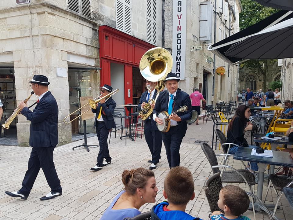 Jeudi 27 août 2020, le groupe ONLY NEW JAZZ BAND (formule 4tet) était en déambulation dans les rues de Saintes (17) !