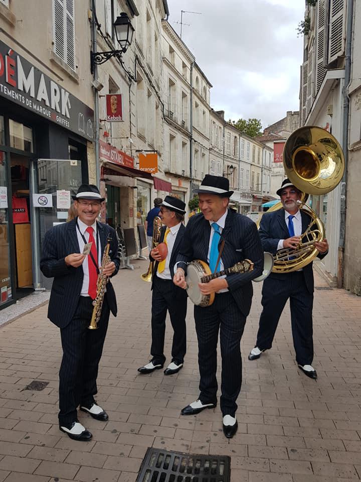 Jeudi 27 août 2020, le groupe ONLY NEW JAZZ BAND (formule 4tet) était en déambulation dans les rues de Saintes (17) !