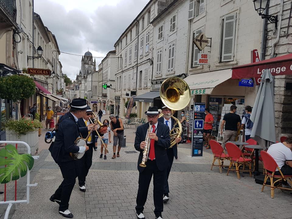 Jeudi 27 août 2020, le groupe ONLY NEW JAZZ BAND (formule 4tet) était en déambulation dans les rues de Saintes (17) !
