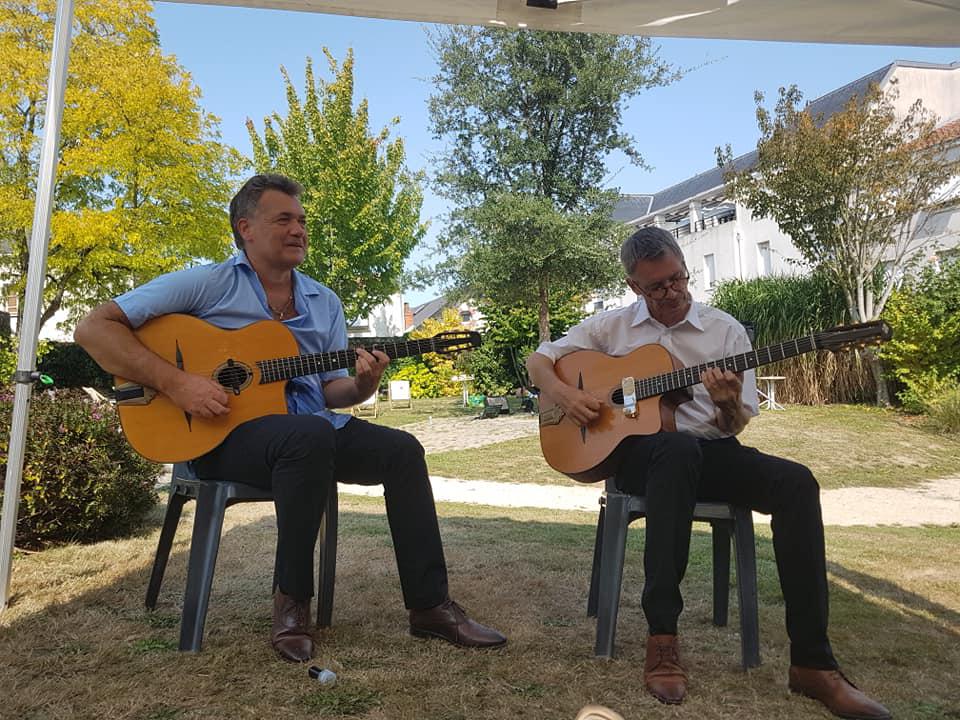 Dimanche 13 septembre 2020, le groupe SAMOVAR SWING DUO du catalogue Jazz &#38; Swing Events était au Jardin des Compagnons à La Roche-sur-Yon (85), dans le cadre d'un pique-nique musical !