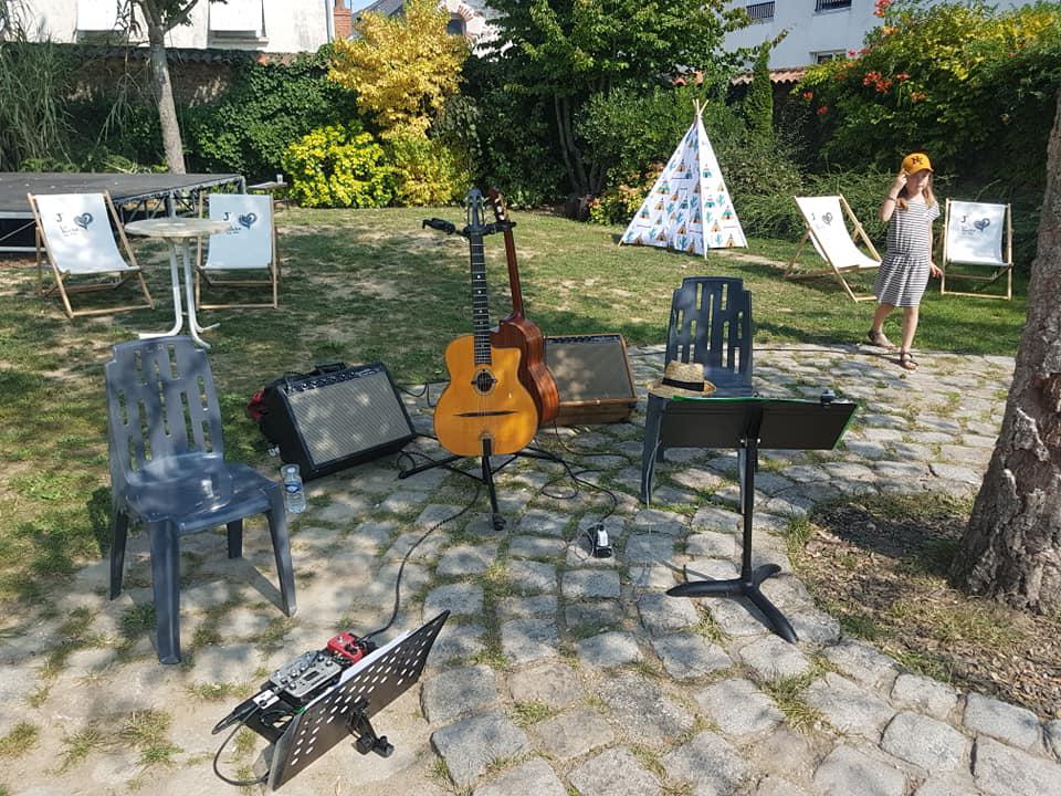 Dimanche 13 septembre 2020, le groupe SAMOVAR SWING DUO du catalogue Jazz &#38; Swing Events était au Jardin des Compagnons à La Roche-sur-Yon (85), dans le cadre d'un pique-nique musical !