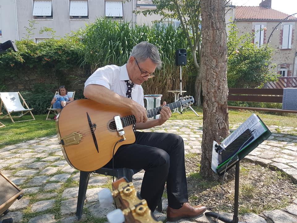 Dimanche 13 septembre 2020, le groupe SAMOVAR SWING DUO du catalogue Jazz &#38; Swing Events était au Jardin des Compagnons à La Roche-sur-Yon (85), dans le cadre d'un pique-nique musical !