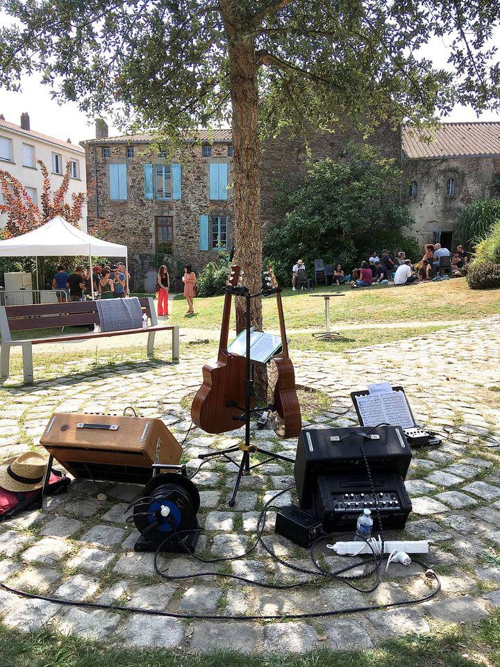 Dimanche 13 septembre 2020, le groupe SAMOVAR SWING DUO du catalogue Jazz &#38; Swing Events était au Jardin des Compagnons à La Roche-sur-Yon (85), dans le cadre d'un pique-nique musical !