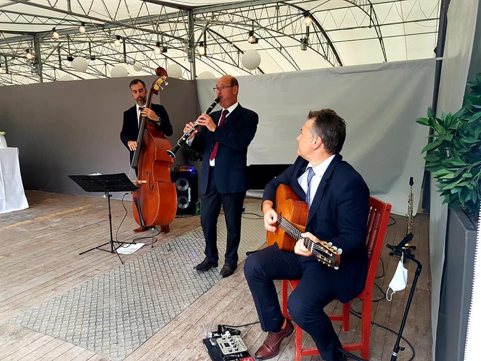 Samedi 19 septembre 2020, le groupe SAMOVAR SWING TRIO était au Domaine de la Bertrandière à La Peyratte (79), pour le cocktail de mariage de Marine et Alexandre !