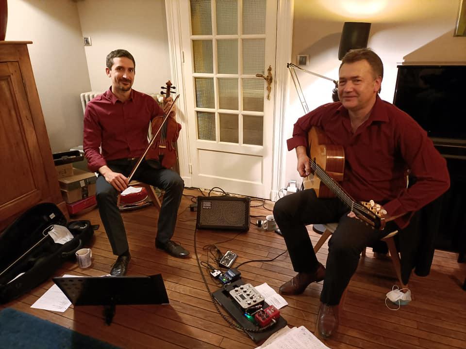 Dimanche 27 décembre 2020, le groupe SAMOVAR SWING DUO était en concert chez l&#34;habitant, place du Bouffay à Nantes, en formule Violon &#38; Guitare !