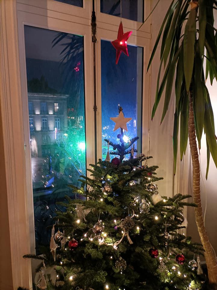 Dimanche 27 décembre 2020, le groupe SAMOVAR SWING DUO était en concert chez l&#34;habitant, place du Bouffay à Nantes, en formule Violon &#38; Guitare !