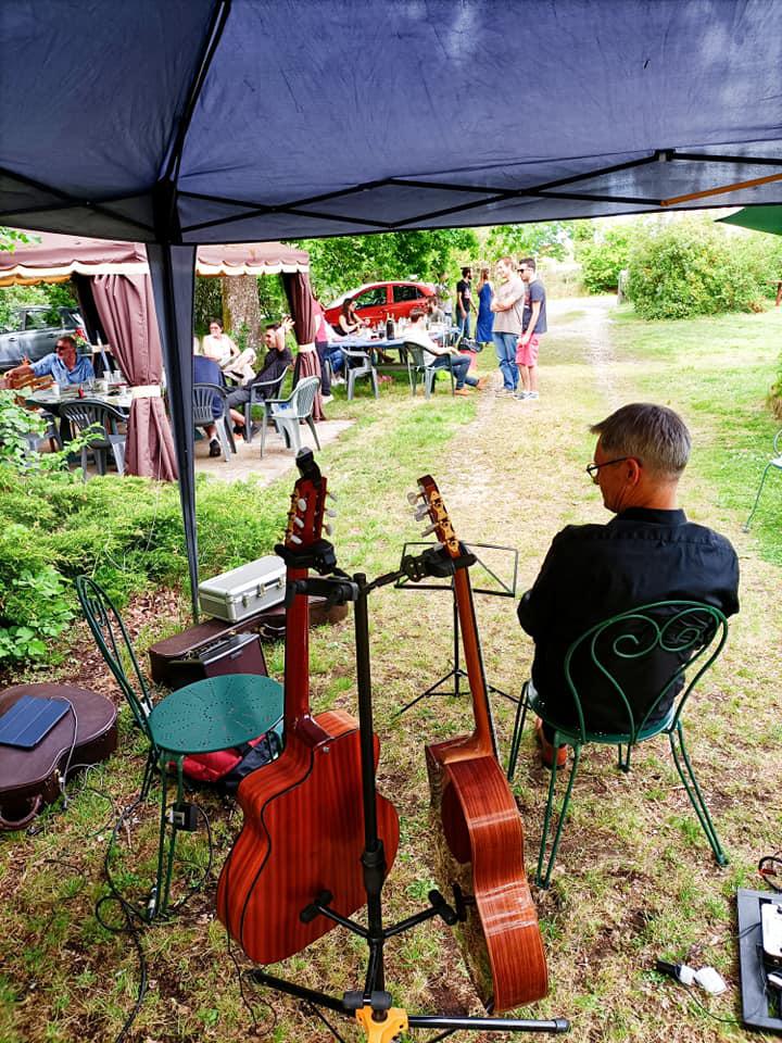 Samedi 08 mai 2021, le groupe SAMOVAR SWING DUO était en concert chez l'habitant, pour l'animation d'un anniversaire, à Cestas-Gazinet (33), en formule 2 guitares !