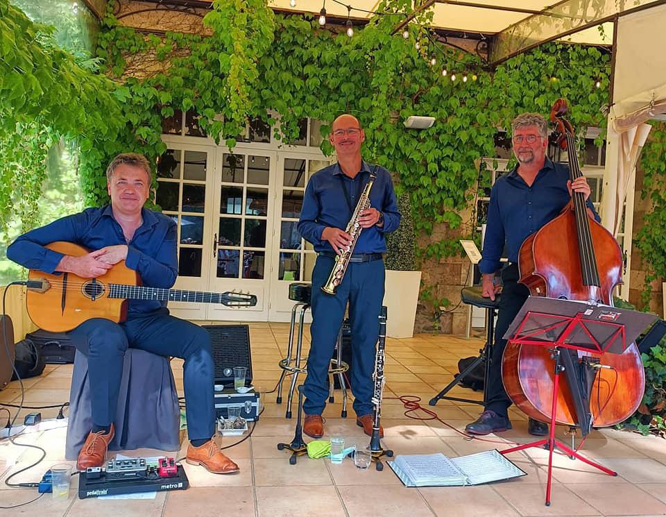 Samedi 12 juin 2021, le groupe SAMOVAR SWING TRIO était au Château de la Pigossière à Pont-Saint-Martin (44), pour l'animation d'un cocktail de mariage !