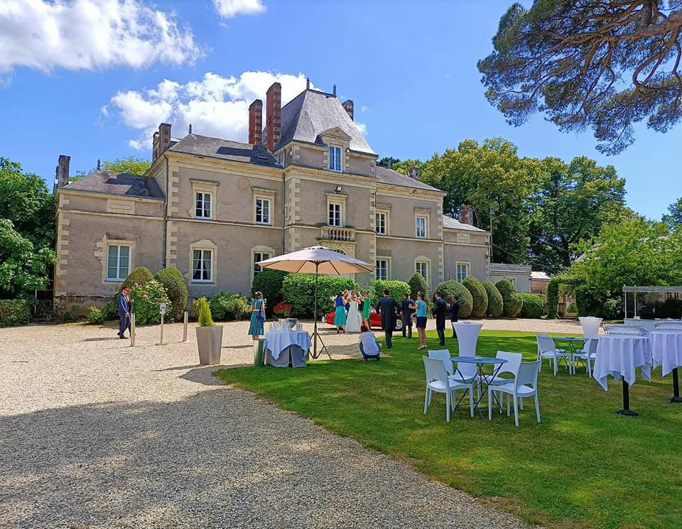 Samedi 12 juin 2021, le groupe SAMOVAR SWING TRIO était au Château de la Pigossière à Pont-Saint-Martin (44), pour l'animation d'un cocktail de mariage !