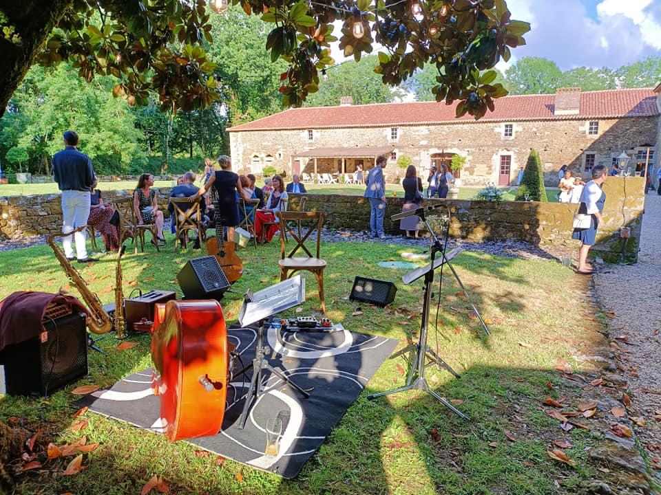 Samedi 19 juin 2021, le groupe SAMOVAR SWING TRIO était au Château de la Citardière à Mervent (85), pour l'animation d'un cocktail de mariage !