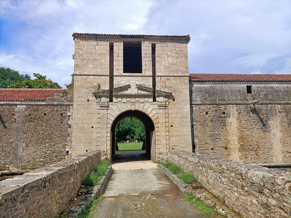 Samedi 19 juin 2021, le groupe SAMOVAR SWING TRIO était au Château de la Citardière à Mervent (85), pour l'animation d'un cocktail de mariage !