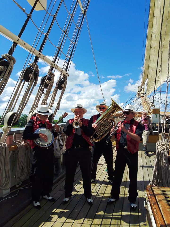 Lundi 21 juin 2021, le groupe ONLY NEW JAZZ BAND était en formule 4tet sur le grand voilier &#34;Le Français&#34;, lors d'une navigation entre Bordeaux et Pauillac (33). Croisière organisée par Bordeaux Métropole !