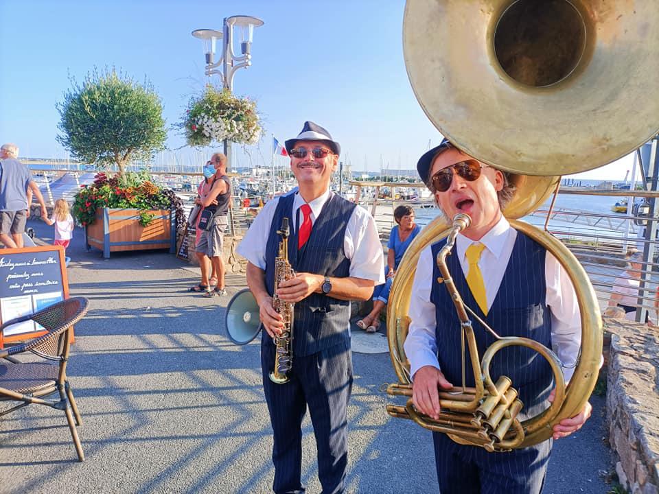 Mercredi 25 août 2021, le groupe ONLY NEW JAZZ BAND était en formule Trio, en déambulation sur le marché nocturne de La Turballe (44), de 18h45 à 22h  !
