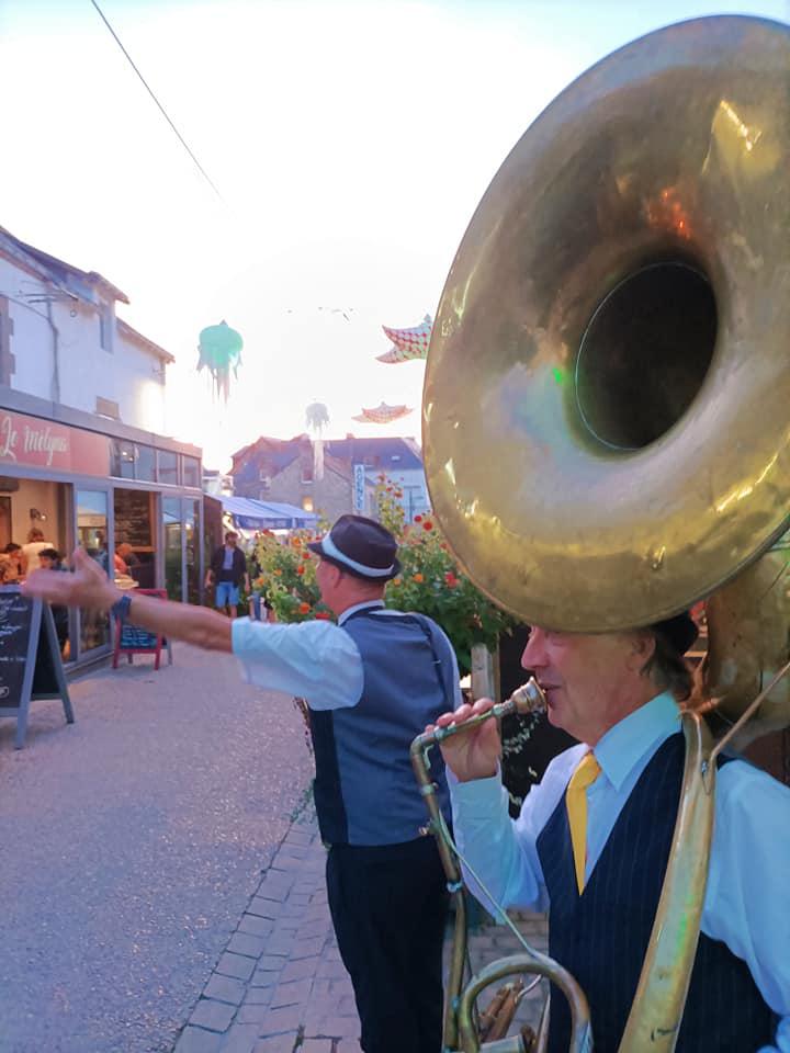 Mercredi 25 août 2021, le groupe ONLY NEW JAZZ BAND était en formule Trio, en déambulation sur le marché nocturne de La Turballe (44), de 18h45 à 22h  !