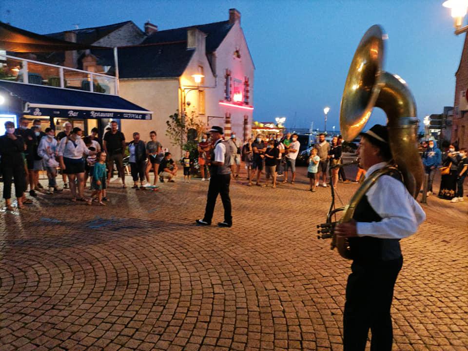 Mercredi 25 août 2021, le groupe ONLY NEW JAZZ BAND était en formule Trio, en déambulation sur le marché nocturne de La Turballe (44), de 18h45 à 22h  !