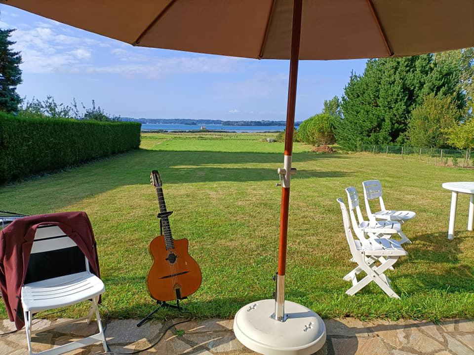 Samedi 21 août 2021, le groupe SAMOVAR SWING était en formule Duo sur l'île d'Arz (surnommée &#34;l'île aux Capitaines&#34;) au coeur du magnifique golfe du Morbihan (56) ! Un grand merci à Mme et Mr Lacaze pour leur bel accueil !