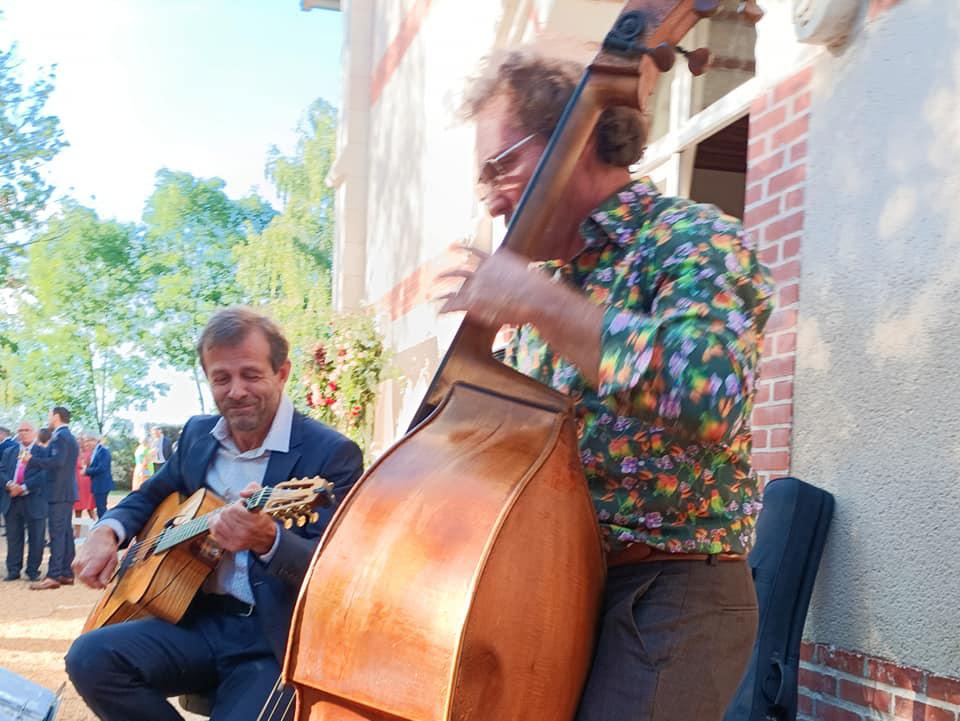 Samedi 11 septembre 2021, le groupe SAMOVAR SWING TRIO était en formule &#34;2 Guitares et Contrebasse&#34; aux Salons de la Raynière à Saint-Antoine-du-Rocher (37), pour l'animation du cocktail de mariage d'Anne et Christophe !