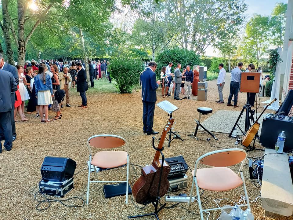 Samedi 11 septembre 2021, le groupe SAMOVAR SWING TRIO était en formule &#34;2 Guitares et Contrebasse&#34; aux Salons de la Raynière à Saint-Antoine-du-Rocher (37), pour l'animation du cocktail de mariage d'Anne et Christophe !