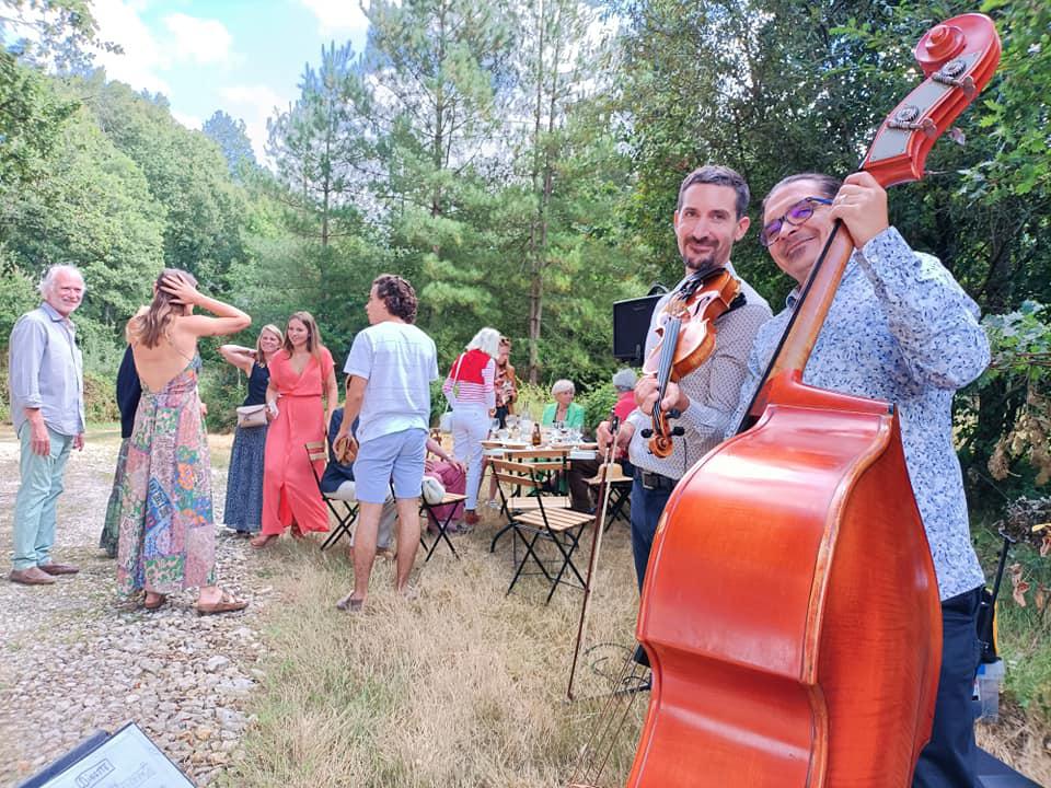 Dimanche 12 septembre 2021, le groupe SAMOVAR SWING TRIO était en formule &#34;Violon, Guitare et Contrebasse&#34; à La Chevalerie, Azay-le-Ferron (36), pour un brunch de lendemain de mariage !