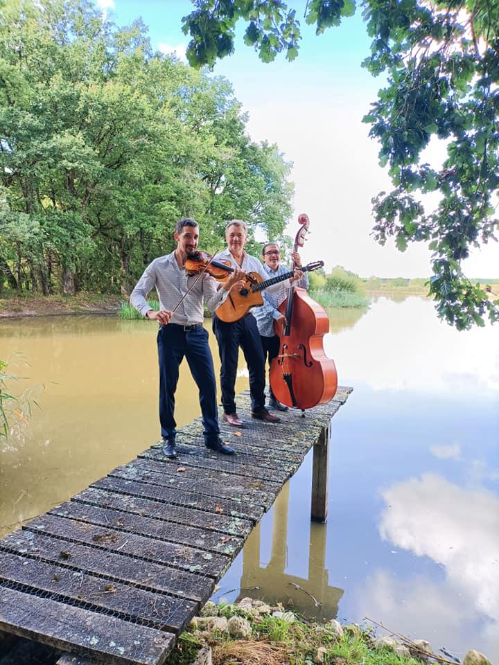 Dimanche 12 septembre 2021, le groupe SAMOVAR SWING TRIO était en formule &#34;Violon, Guitare et Contrebasse&#34; à La Chevalerie, Azay-le-Ferron (36), pour un brunch de lendemain de mariage !