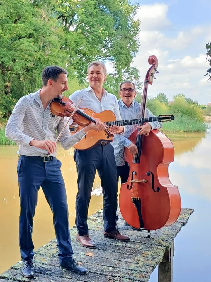 Dimanche 12 septembre 2021, le groupe SAMOVAR SWING TRIO était en formule &#34;Violon, Guitare et Contrebasse&#34; à La Chevalerie, Azay-le-Ferron (36), pour un brunch de lendemain de mariage !
