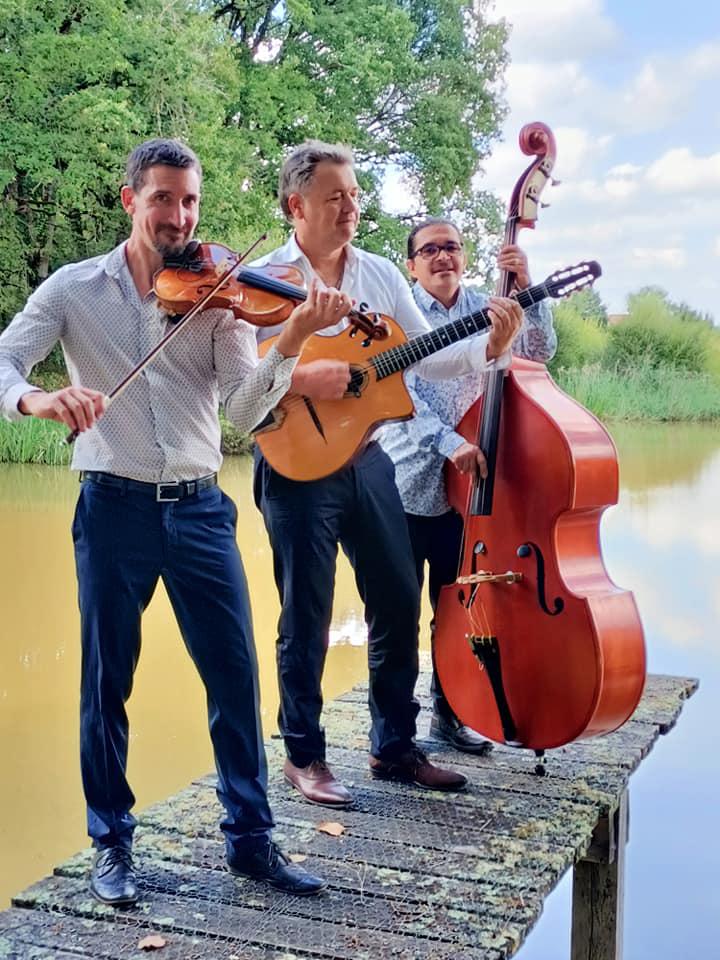 Dimanche 12 septembre 2021, le groupe SAMOVAR SWING TRIO était en formule &#34;Violon, Guitare et Contrebasse&#34; à La Chevalerie, Azay-le-Ferron (36), pour un brunch de lendemain de mariage !