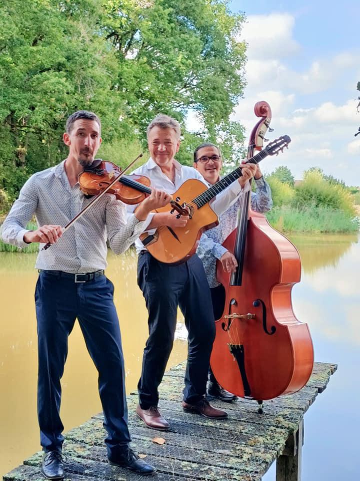 Dimanche 12 septembre 2021, le groupe SAMOVAR SWING TRIO était en formule &#34;Violon, Guitare et Contrebasse&#34; à La Chevalerie, Azay-le-Ferron (36), pour un brunch de lendemain de mariage !