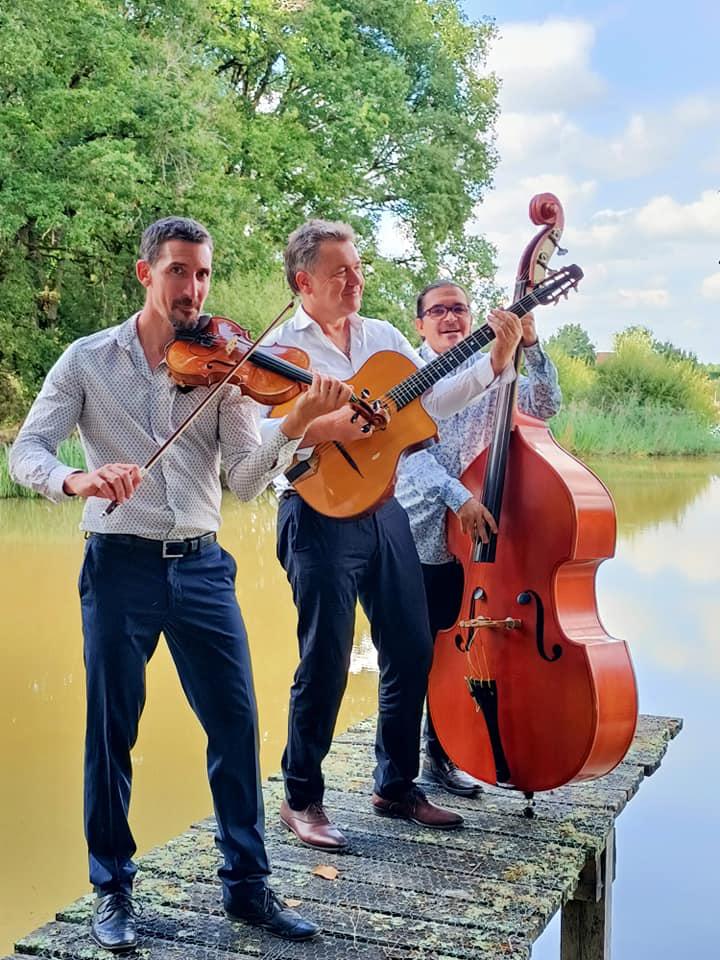 Dimanche 12 septembre 2021, le groupe SAMOVAR SWING TRIO était en formule &#34;Violon, Guitare et Contrebasse&#34; à La Chevalerie, Azay-le-Ferron (36), pour un brunch de lendemain de mariage !